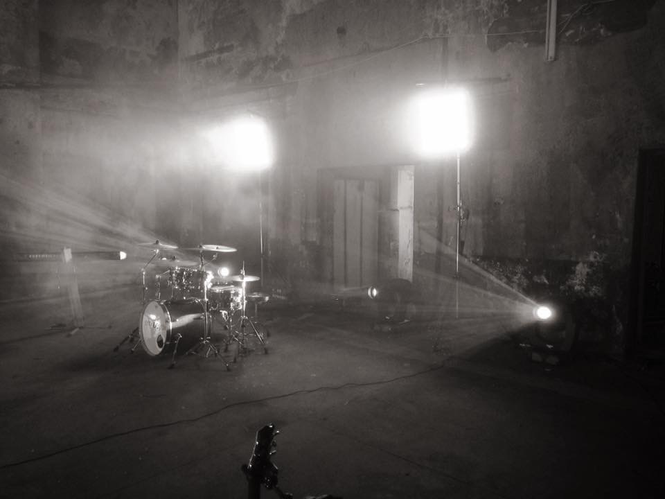 Emre Aydın ' ın yeni klip çekimleri Beykoz Kundura Fabrikası platolarında yapıldı . Tüm effect ışıkları tarafımızdan kurulmuştur . 